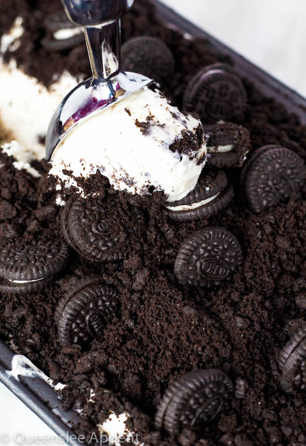 no-churn Oreo ice cream with crushed Oreos and mini Oreos on top