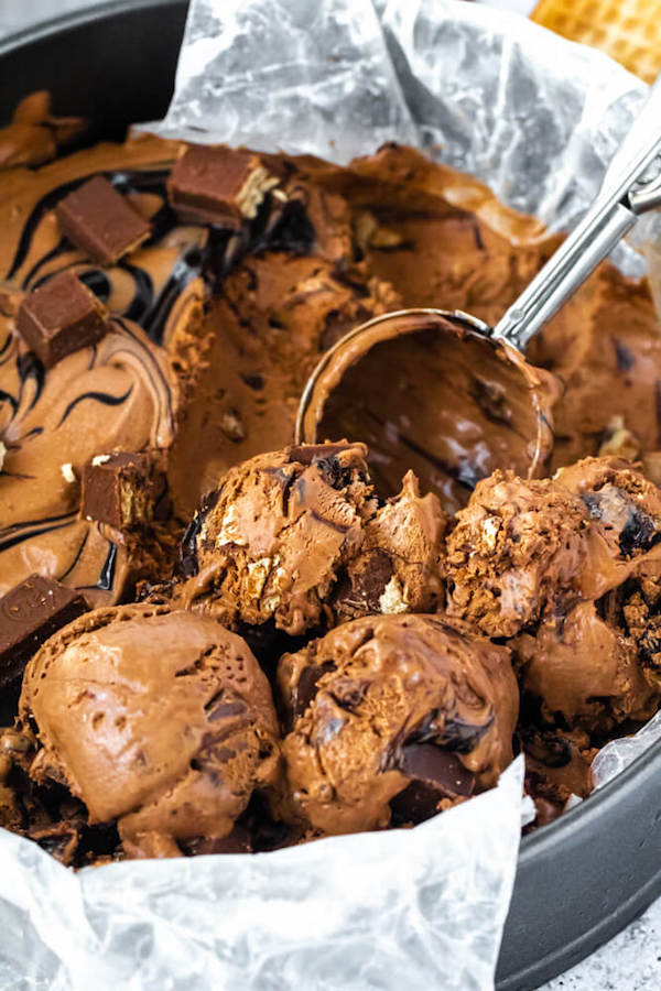 no-churn chocolate ice cream loaded with chopped kit-lats and swirled with hot fudge sauce