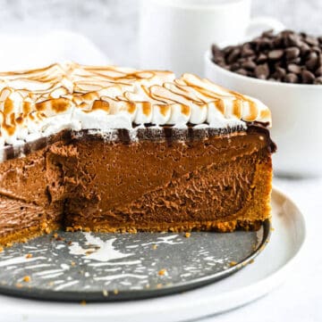 s'mores cheesecake - chocolate cheesecake baked in a graham cracker crust, topped with chocolate ganache and marshmallow meringue