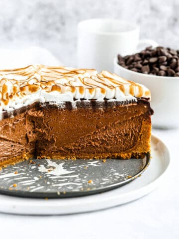 s'mores cheesecake - chocolate cheesecake baked in a graham cracker crust, topped with chocolate ganache and marshmallow meringue