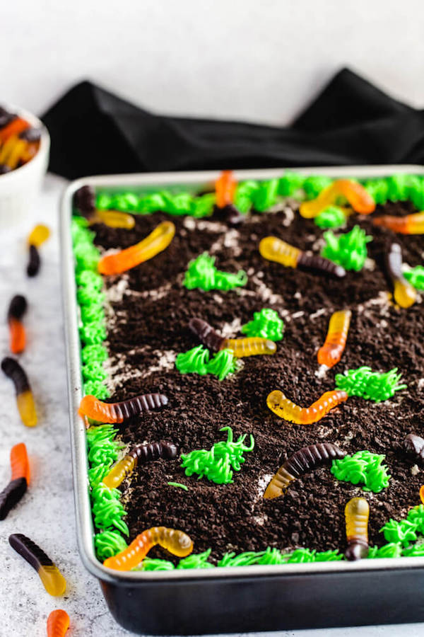 Dirt and Worms Poke Cake ~ Recipe | Queenslee Appétit