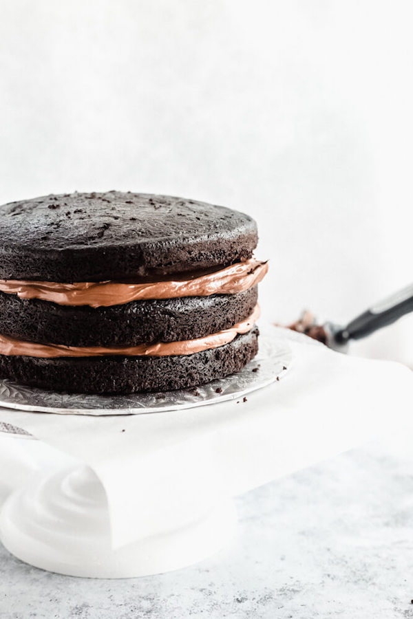 assembling chocolate cake