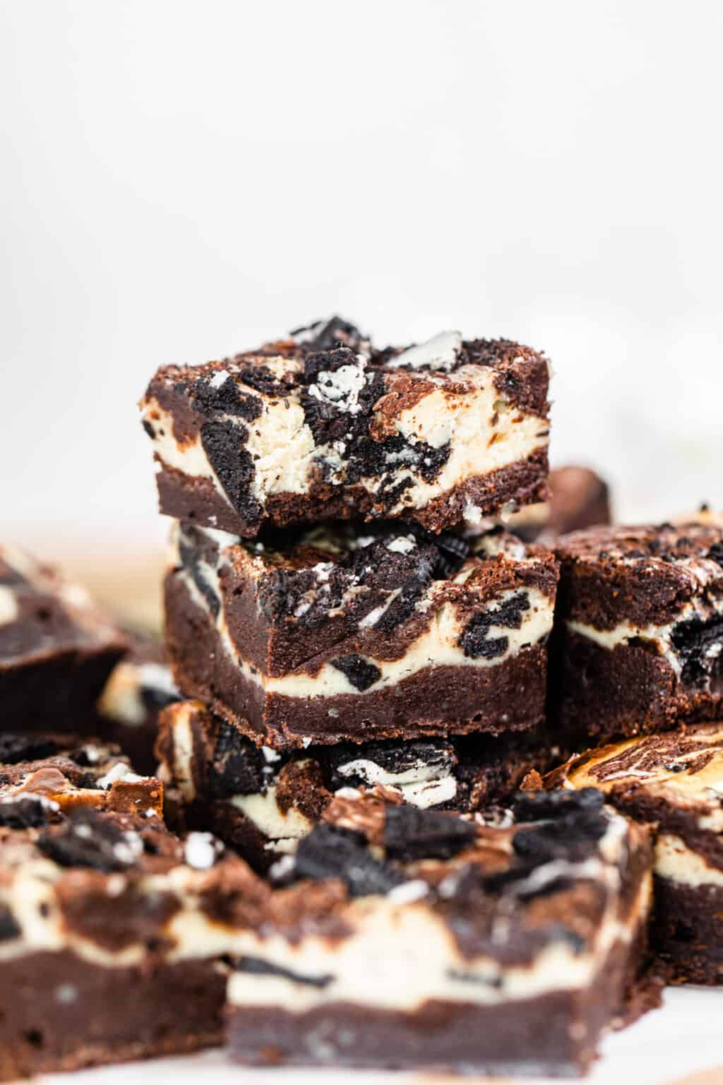 The Best Oreo Cheesecake Brownies - queenslee appetit